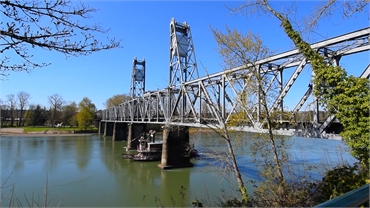 Union St Railroad Bridge at 9 minutes drive to the north of Oregon Wisdom Teeth Salem OR