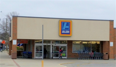ALDI on Hamilton St at 6 minutes drive to the south of Centro Dental Las Americas