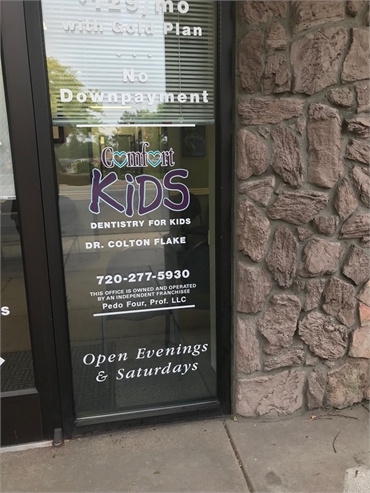 Signage on glass pane on Aurora pediatric dentist Comfort Dental Kids