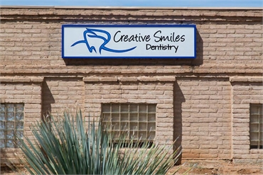 Signage view of Tucson dentist Creative Smiles Dentistry