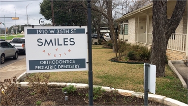 Smiles of Austin street signage