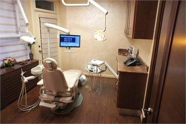 Operatory and dental chair at general dentist Dr. Rozenberg's office in NY